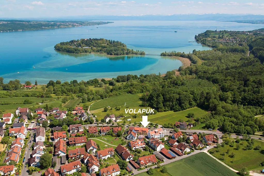 Luftbild des Hotels Volapük mit Blick auf den Bodensee und die Insel Mainau