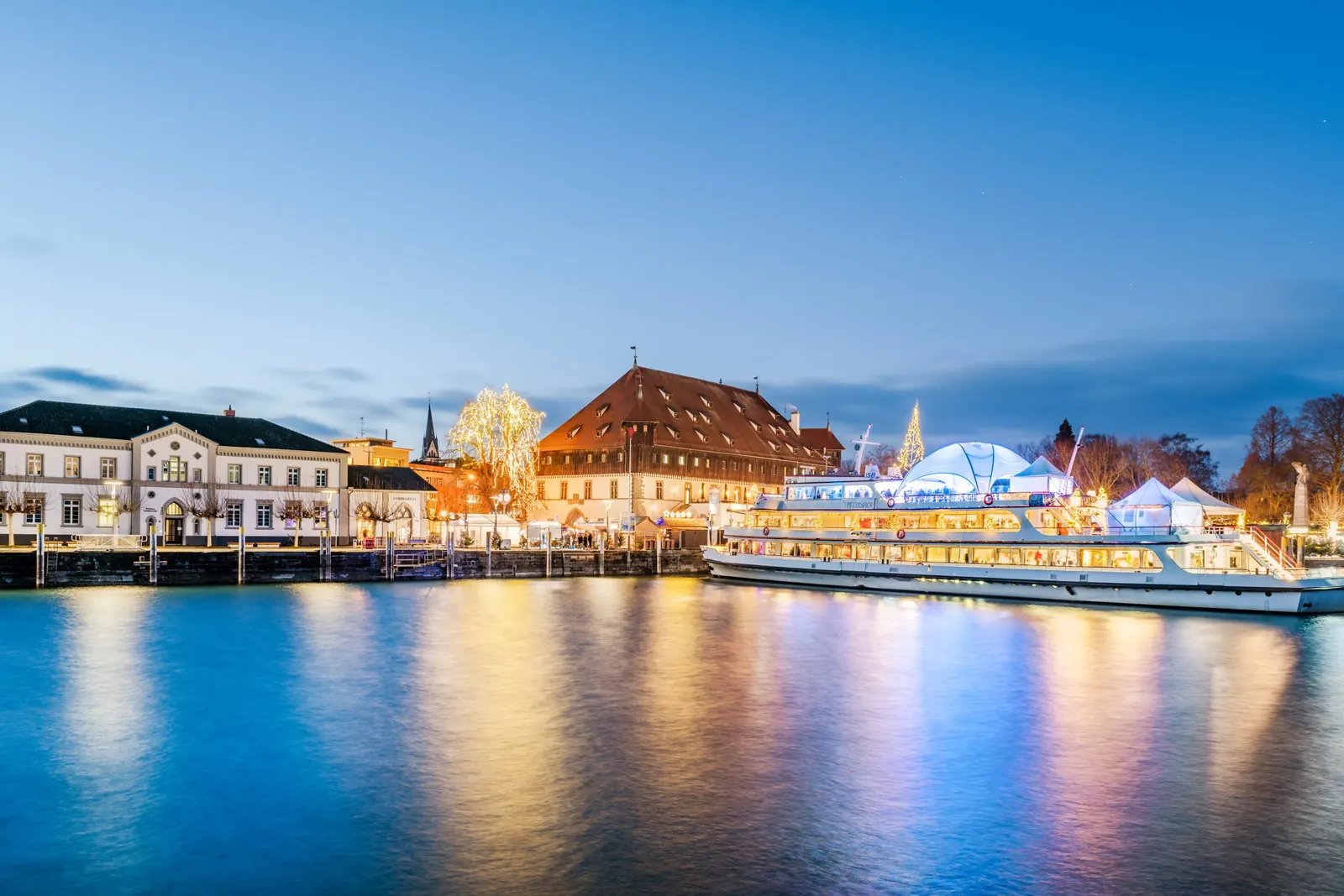 Weihnachtsmarkt am Konstanzer Hafen am Abend