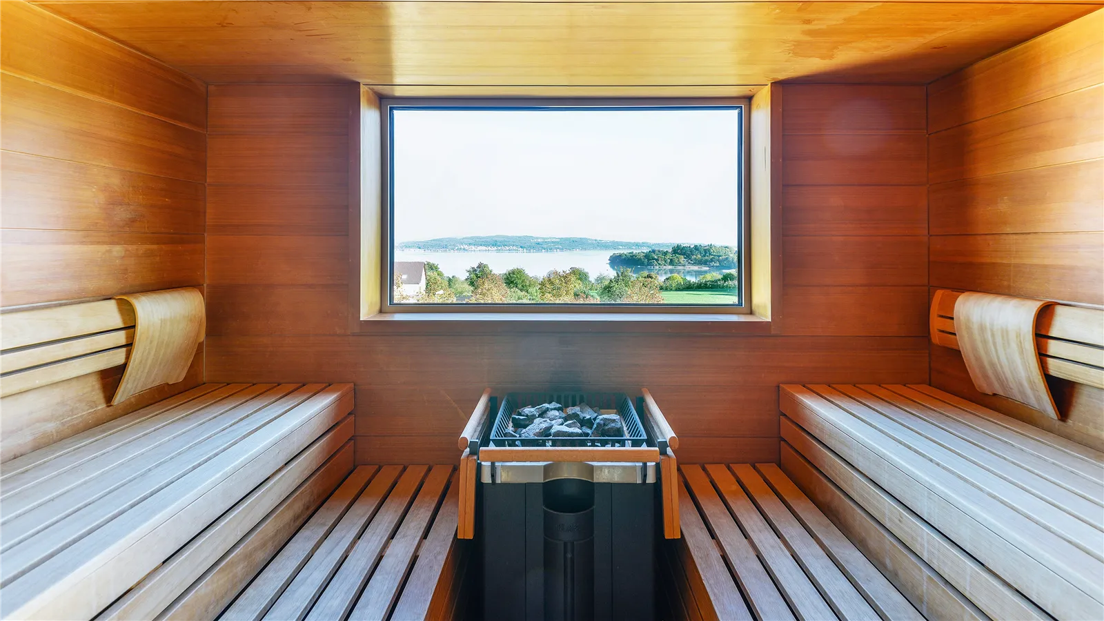 Panorama-Sauna mit Fenster und Blick auf den Bodensee