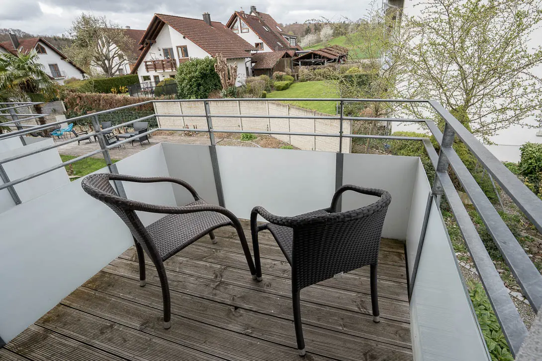 Balkon mit Tisch und zwei Stühlen
