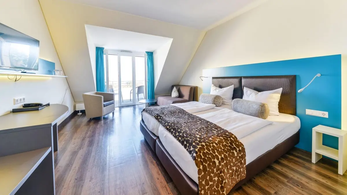 Doppelzimmer Mainau mit Doppelbett und Balkontür