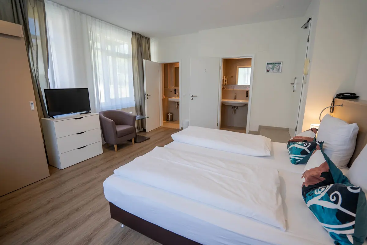 Doppelbett und Fernseher